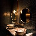 baño oscuro