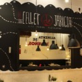 Espejo reciclado y mural en comedor