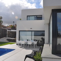 Exteriores, solarium y piscina