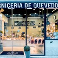 Fachada. Entrada al comercio.