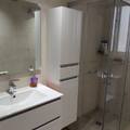 Mueblel blanco y auxiliar colgados