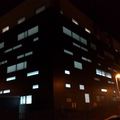 Vsita fachada almacén iluminado