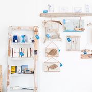 Ramas, troncos y escaleras de madera como colgadores DIY