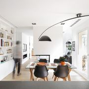 Salón moderno con librería de pladur y chimenea a dos caras