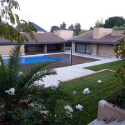 VISTA DE LA PISCINA DESDE ÁNGULO INTERIOR DE LA PARCELA