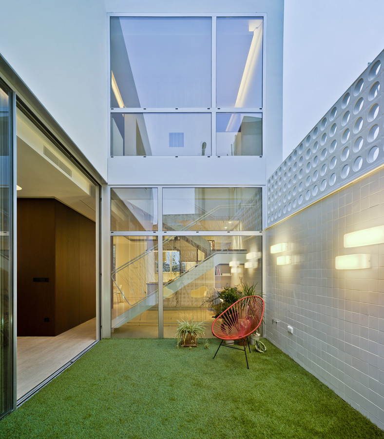 Una Casa con un Protagonista un Patio de Luz y Color Ideas Arquitectos