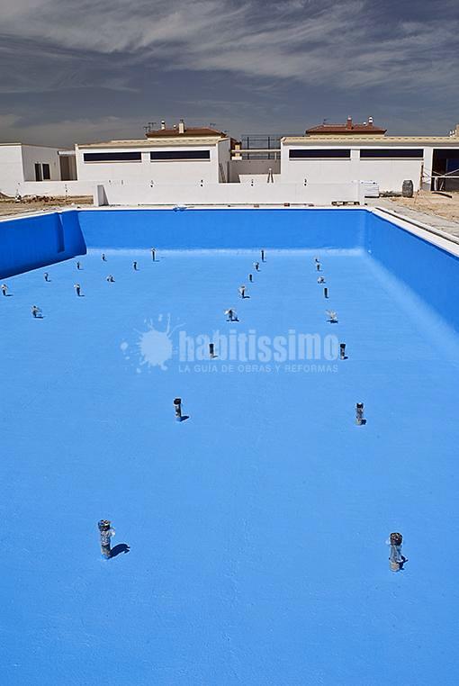Construcción de piscina descubierta y vestuarios en Benacazón 