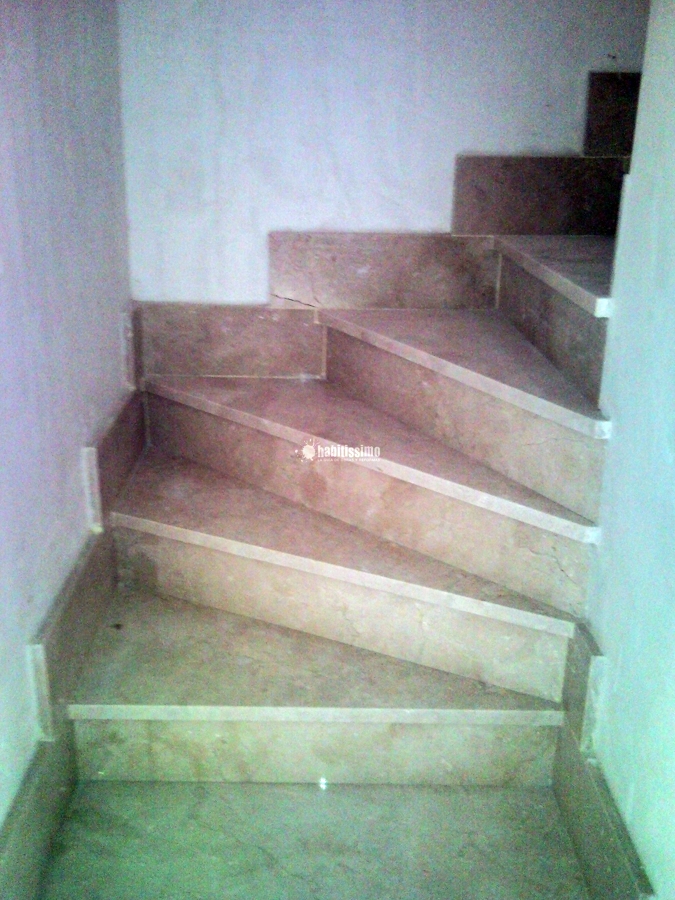 Buhardilla y solado de mármol escalera y solado de hormigón ... Escalera decoración Marmol