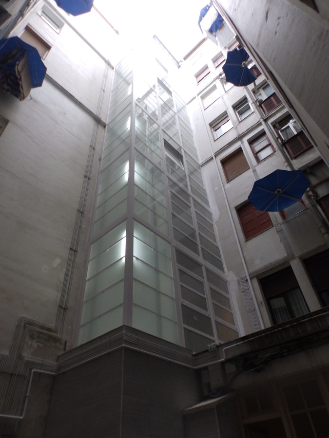 Accesibilidad portal, ascensor por patio interior.