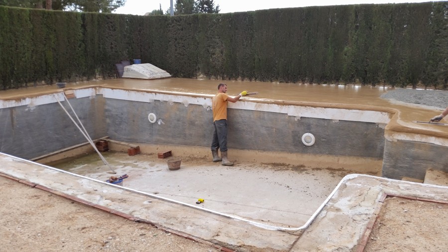 Haciendo la corona de la piscina 