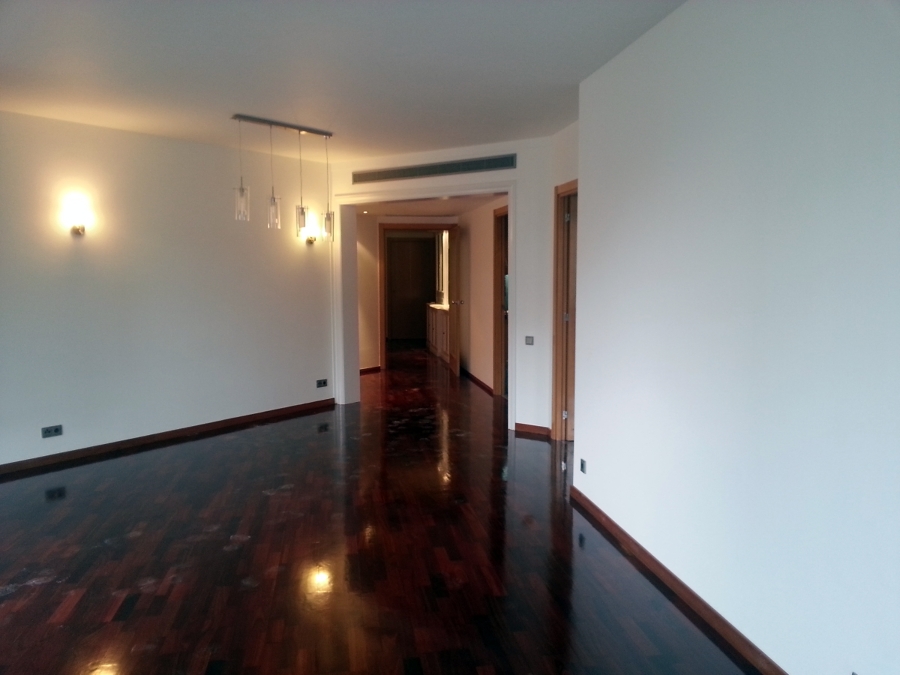 Alisar estucado,Pintar,Instalación eléctrica, Pulido y barnizado de Parquet