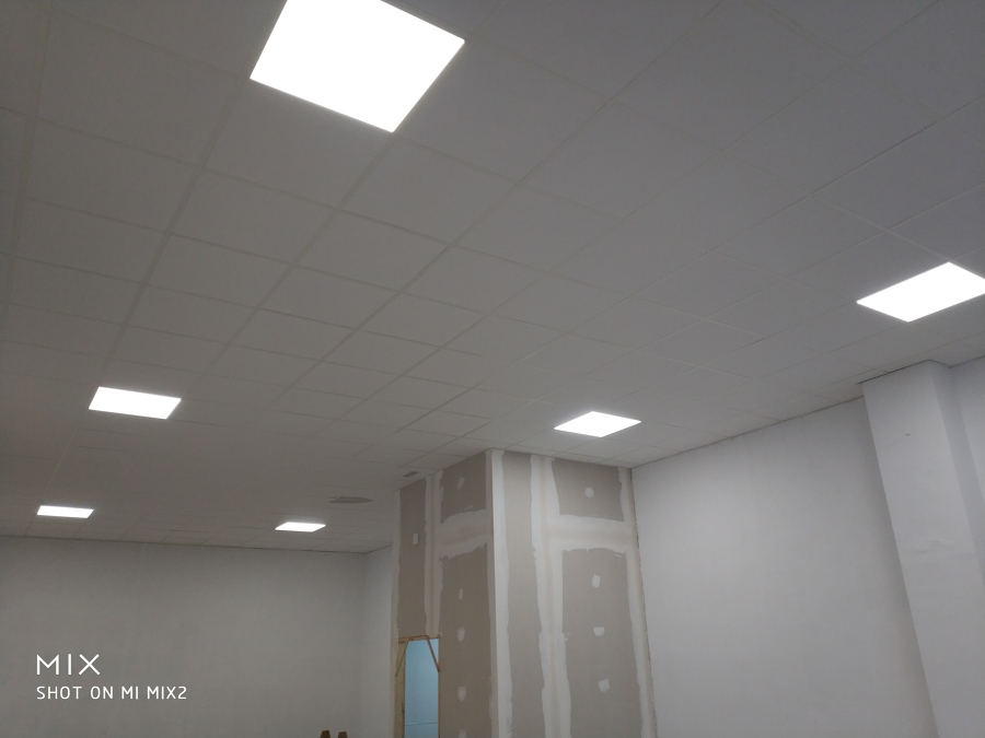 Alumbrado con pantallas led de 60x60 en techo de escayola desmontable