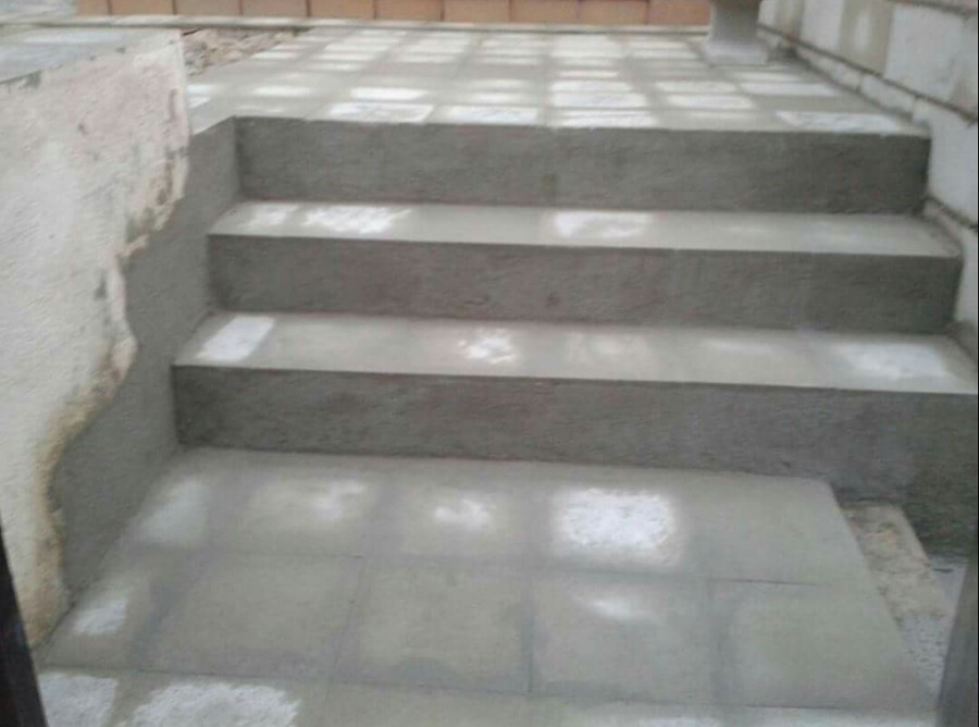 Ampliación de entrada modulando 40cm los escalones para atrás 