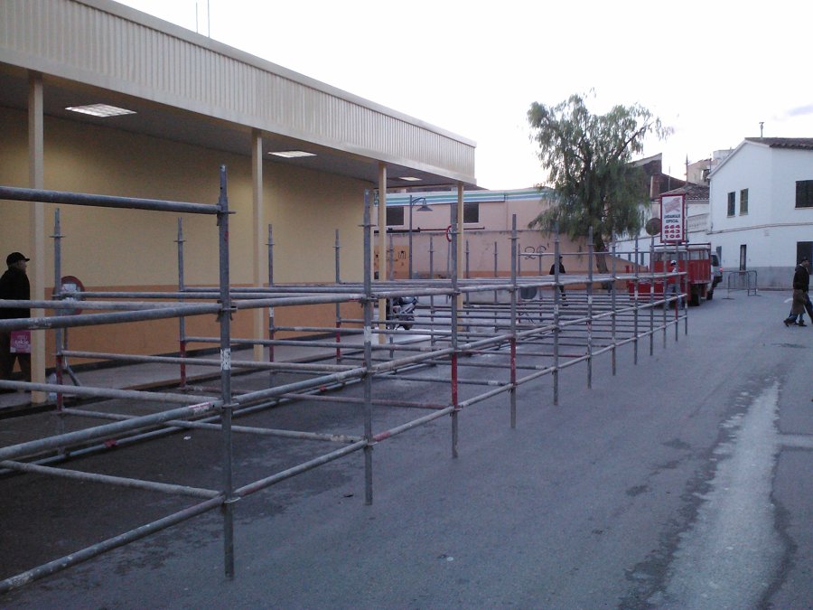 Antes de la feria, construcción boxes de caballos