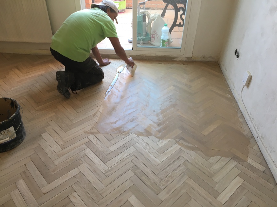 Lijado y Barnizado ,con Aplicacion de Pasta de Madera Liquida, para