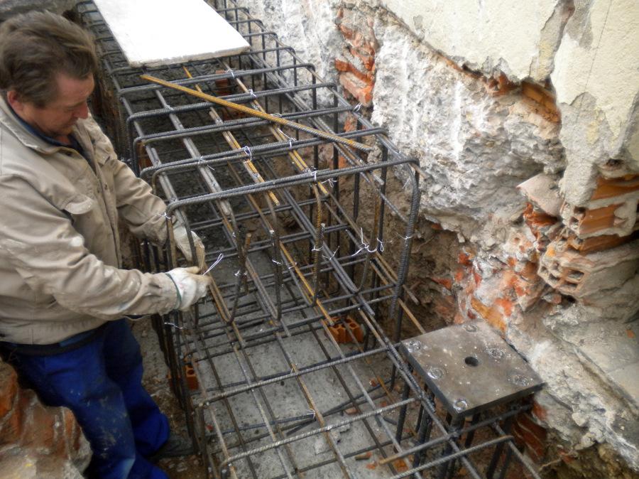 Construcción de Muro de Refuerzo en División de Edificios del Consulado