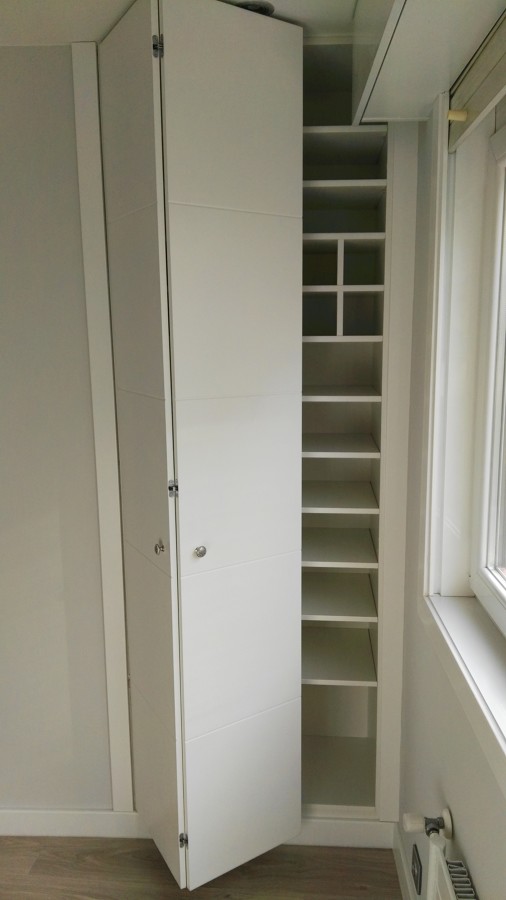 Armario con puerta plegable