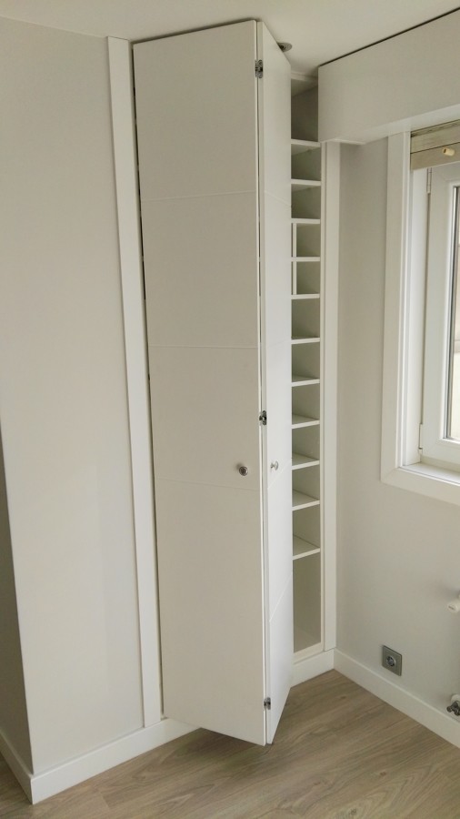 Armario con puerta plegable