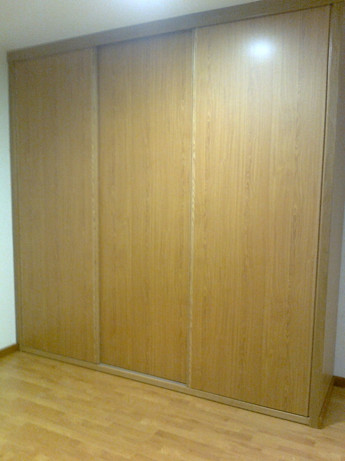 Foto: Armario de Roble con Costado Visto de Carpintería Alfonso Antelo