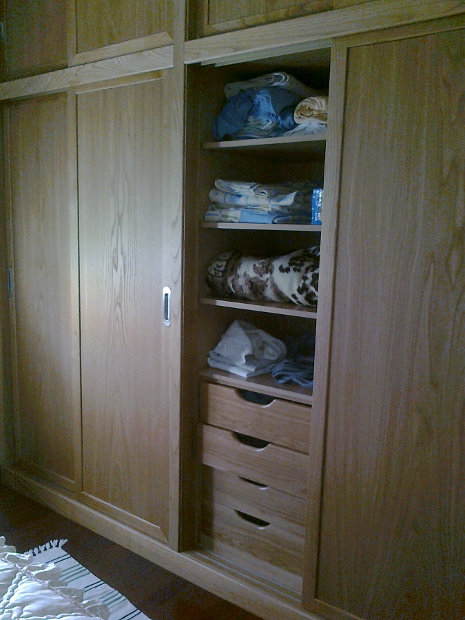 Foto: Bancos y Mesa Lacados en Blanco de Carpintería Alfonso Antelo