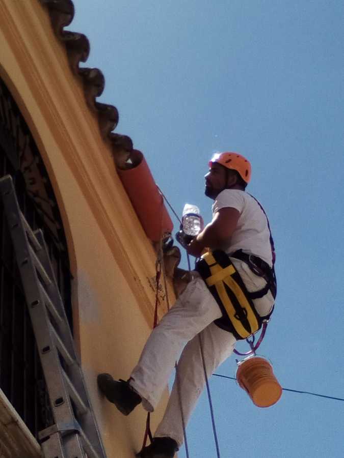 asegurando el buelo de tejas con cubretejas de p`vc