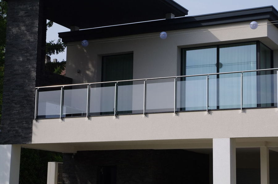 Balcon con cristal difuminado.