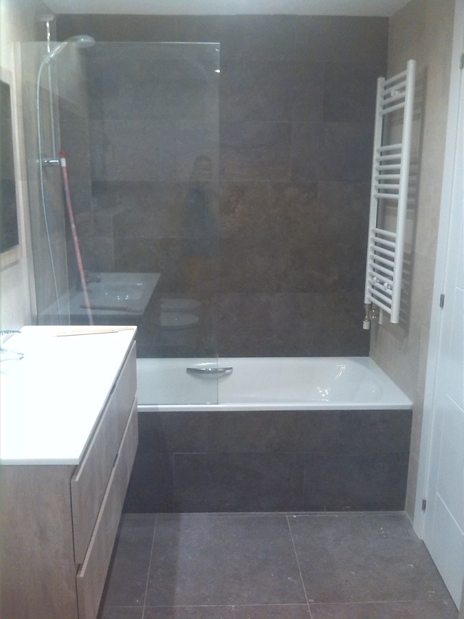 Bañera Reformada con Baldosas Porcelánicas.