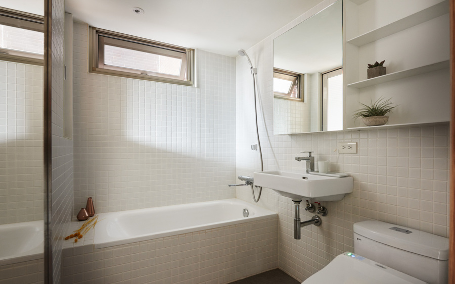 Baño blanco alicatado