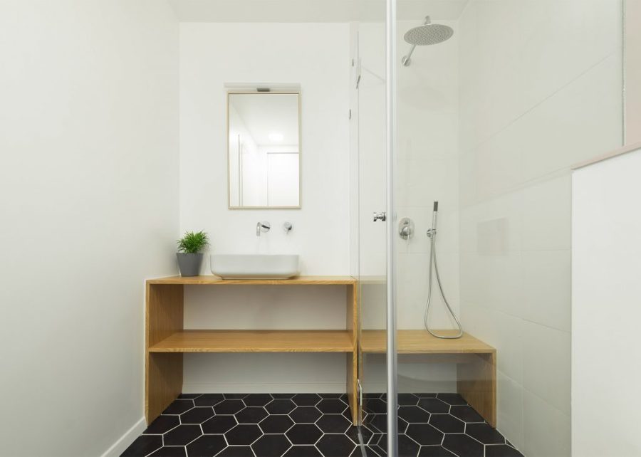 Baño con seulo de baldosa hexagonal