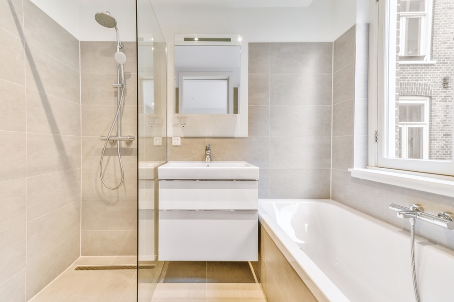 Baño con bañera y ducha clásico