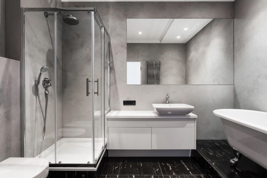 Baño con bañera y ducha en gris
