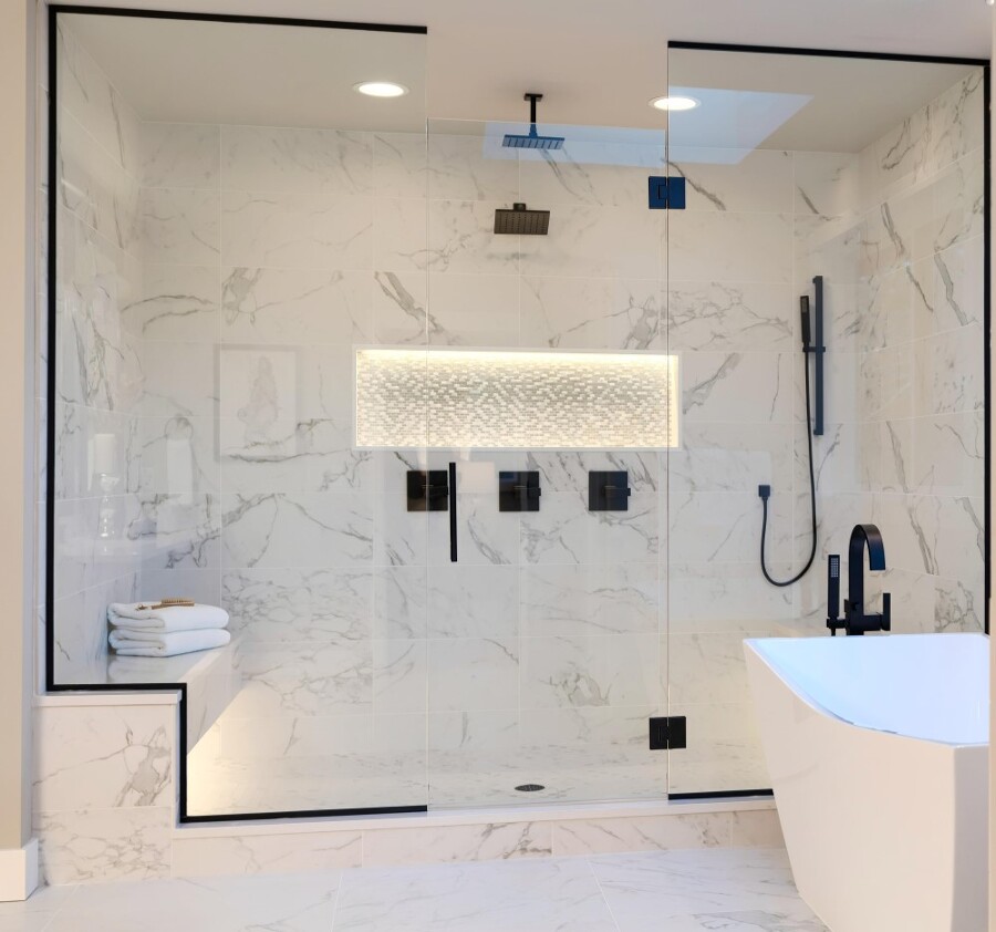 Baño con bañera y ducha en marmol