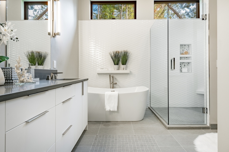 Baño con bañera y ducha moderno y funcional