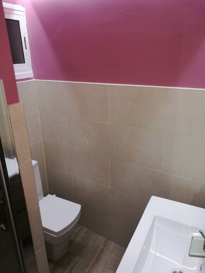 BAÑO CON LUZ INDIRECTA