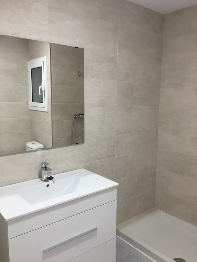 Baño con mueble y espejo