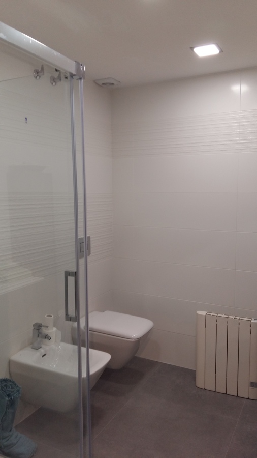 Baño con sanitarios suspendidos
