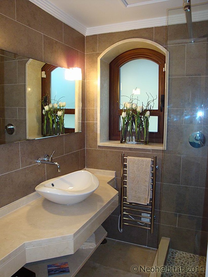 Baño de Cortesía en Vivienda Renovada en Las Chapas Marbella