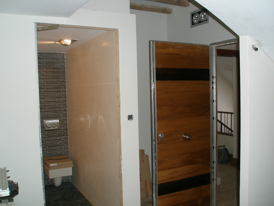 baño de la entrada , recibidor 