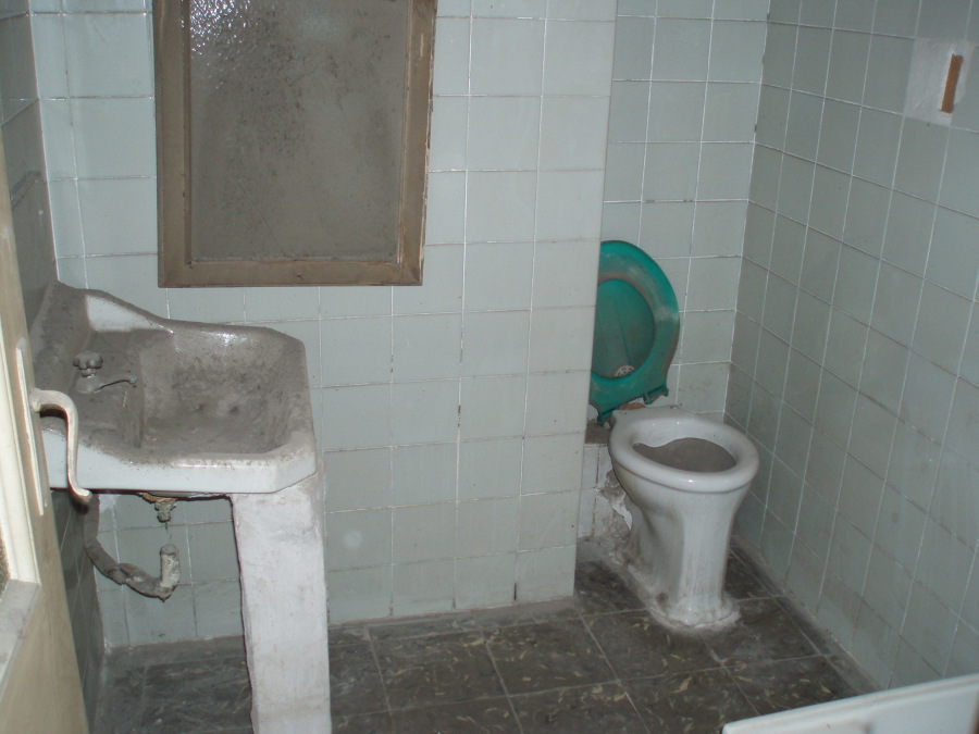 baño de la entrada 