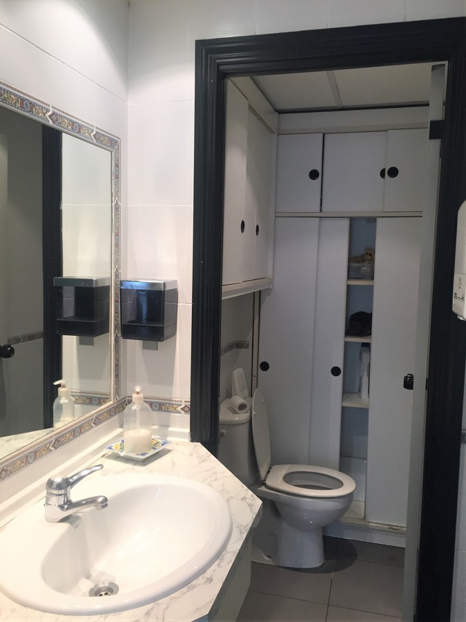 Baño de la oficina antes de la reforma