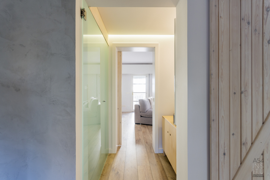 Baño interior bien iluminado