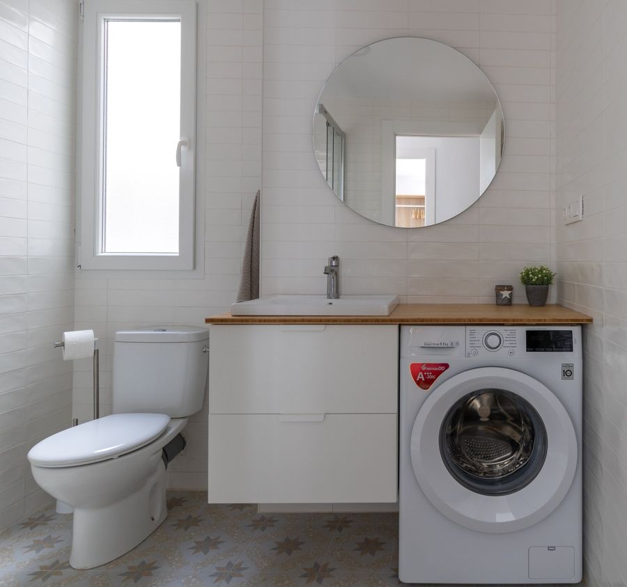 Baño pequeño con lavadora