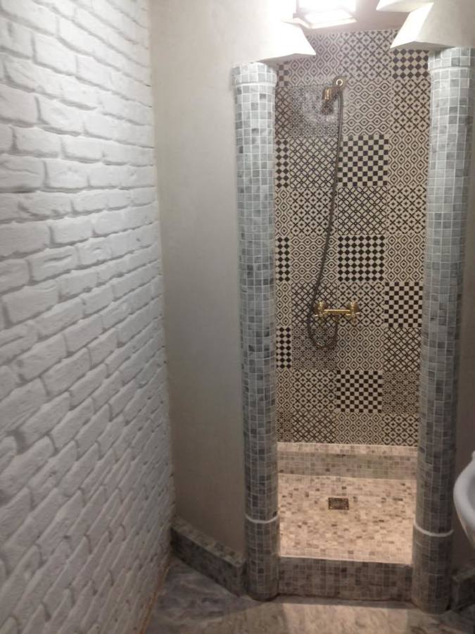Baño rustico y Árabe, mosaicos de mármol