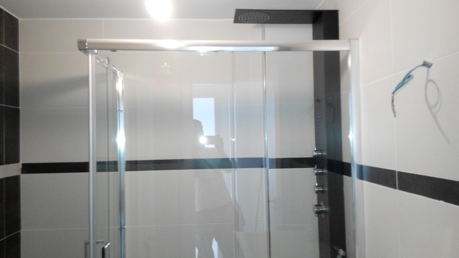 baño terminado moderno a 2 colores contrastes en cromo blanco y negro