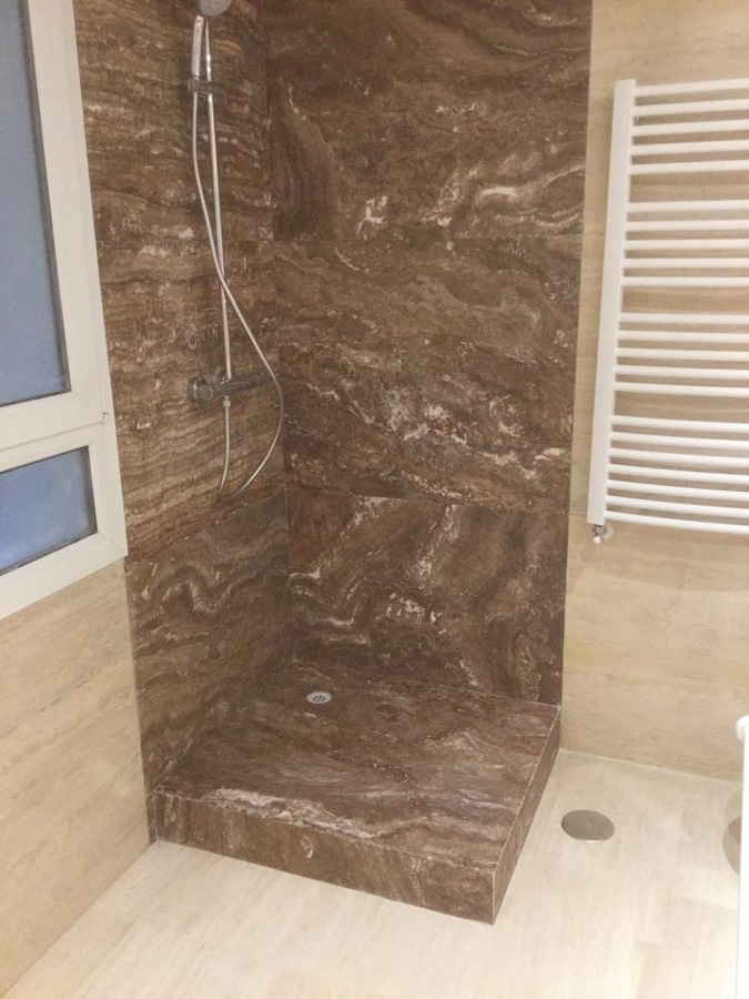 Baño travertino rojo 