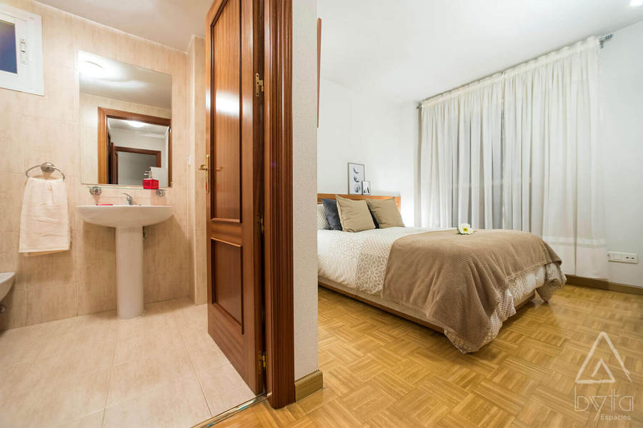 Baño y dormitorio
