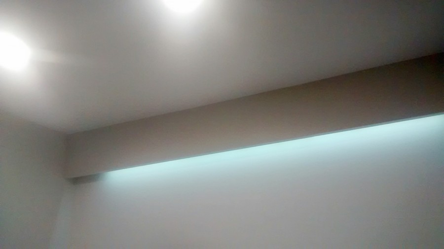 Cajón con luz indirecta.