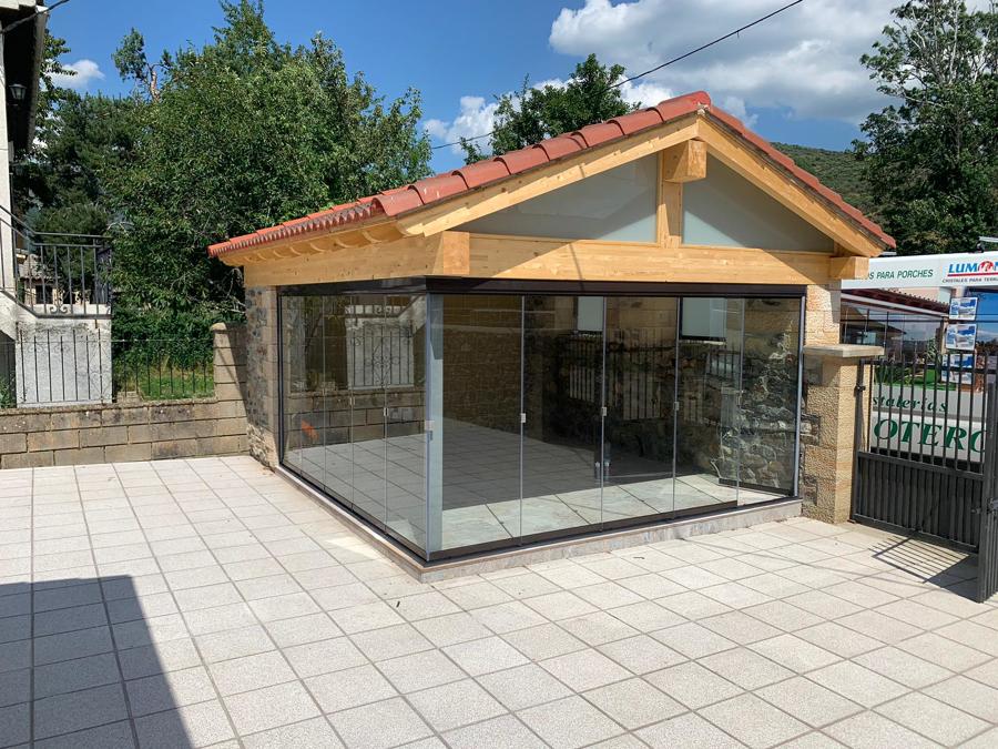 Cerramiento de porche con cortinas de cristal