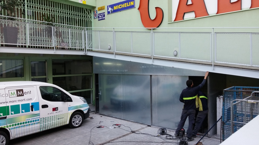 Cerramiento de Hueco de Escalera con Estructura en Acero Inoxidable y