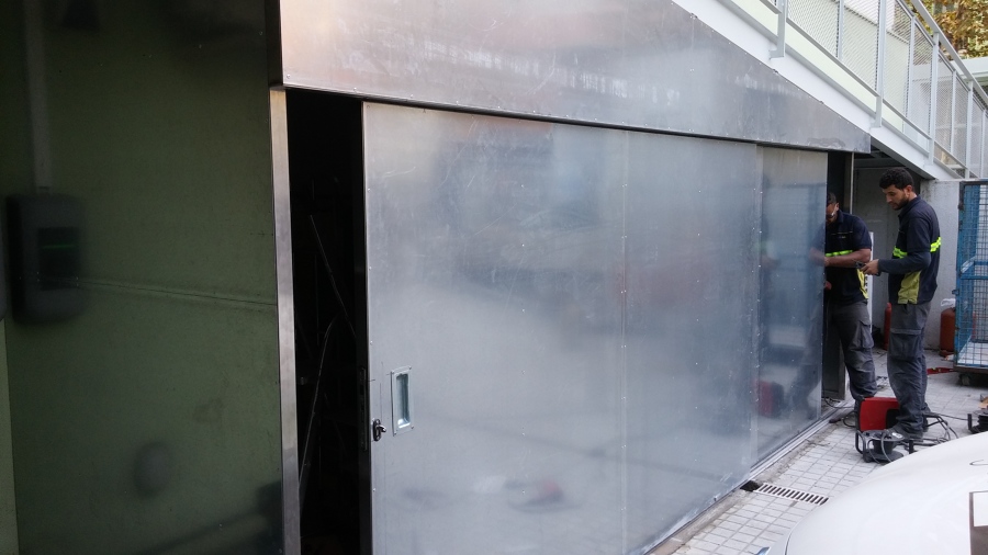 Cerramiento de Hueco de Escalera con Estructura en Acero Inoxidable y